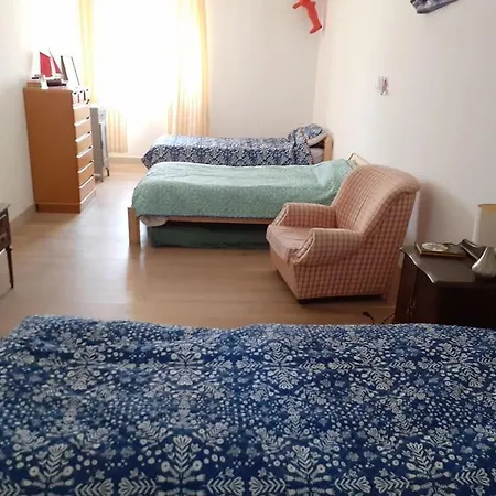 Vakantiehuis Bright And Calm House With Patio.